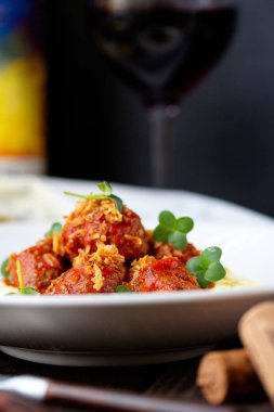 Domates soslu köfte ve patates püresi.