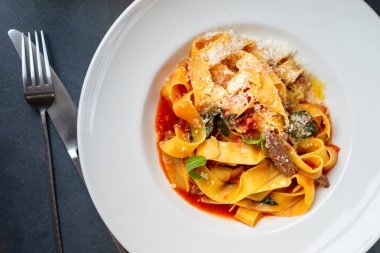 Biftekli makarna ve fesleğenli domates soslu makarna.