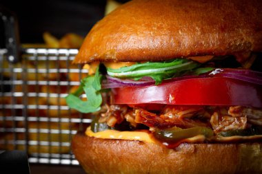 Barbekü tavuk, domates ve roka ile ahşap bir B 'de.