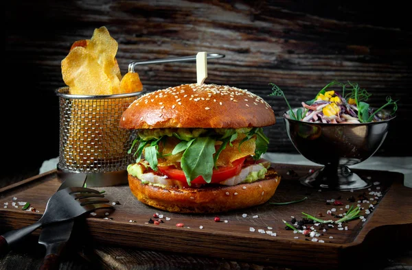 Wegetariański burger z tuńczykiem, pomidorem, rukolą i sosem guacamole — Zdjęcie stockowe