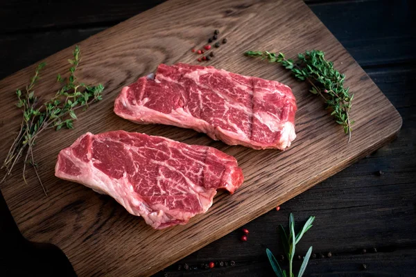 생척 롤 스테이크 나무 보트에 양념 과 프리미엄 쇠고기 — 스톡 사진