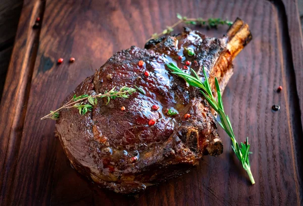 Bistecca di Ribeye alla griglia su ossa su tavola di legno, stea primo cowboy — Foto Stock