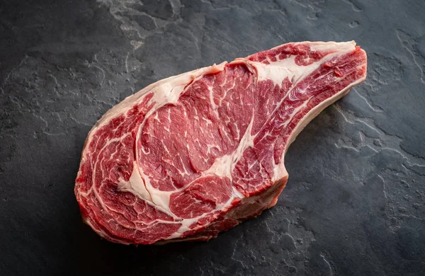 Rauwe cowboy biefstuk op stenen achtergrond, rib eye on bone, top — Stockfoto