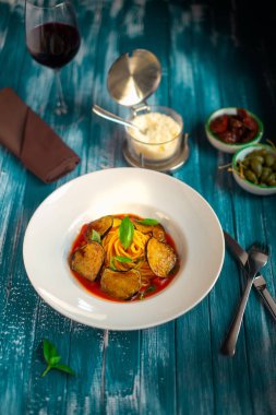 İtalyan spagettisi, patlıcan ve domates soslu makarna.