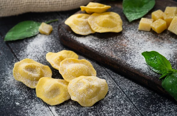 Ravioli freschi con formaggio e basilico cosparsi di farina — Foto Stock