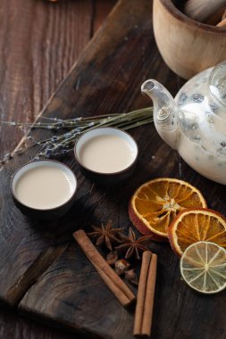 Çin çay seremonisi, seramik bardaklar, sütlü Oolong çayı...