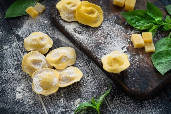 Zelf ravioli koken met kaas en basilicum in de keuken, I — Stockfoto