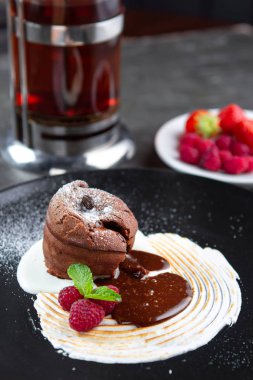 Vanilya kremalı, ahududulu çikolatalı puding. 