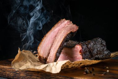 Klasik Teksas BBQ tütsülenmiş et ve koyu kabuklu et.