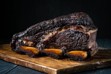 Kaburgaların üzerinde koyu kabuklu büyük bir parça füme et. Klasik Teksas barbeküsü.
