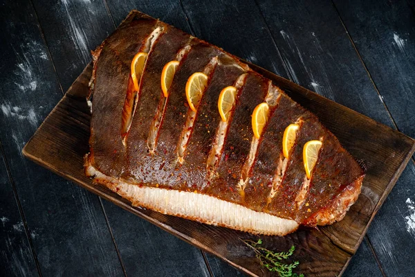 Pesce Ippoglosso Forno Con Limone Fatto Casa Una Tavola Legno — Foto Stock