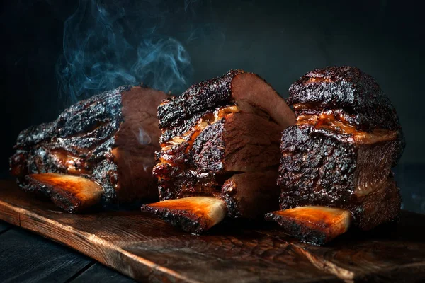 Kaburgalara büyük bir parça tütsülenmiş et kes. Klasik Teksas barbeküsü.