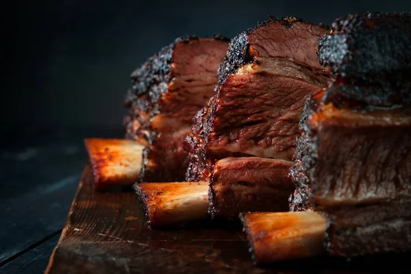 Baked Peito Vaca Nas Costelas Fumadas Com Uma Crosta Escura — Fotografia de Stock