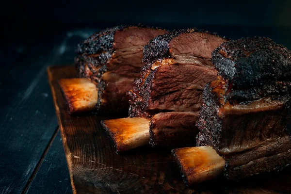 Baked Peito Vaca Nas Costelas Fumadas Com Uma Crosta Escura — Fotografia de Stock