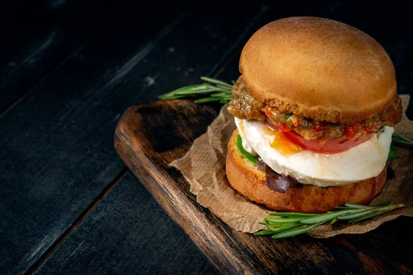 Hamburguesa Vegetariana Casera Con Mozzarella Berenjena Frita Sobre Una Mesa —  Fotos de Stock