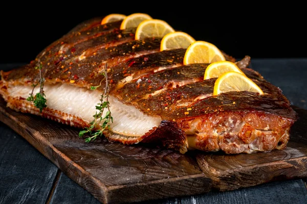 Pesce Ippoglosso Forno Con Limone Tavola Legno Sfondo Scuro Frutti — Foto Stock