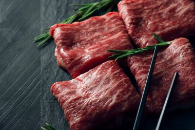 Siyah arka planda Yakiniku için dilimlenmiş wagyu mermer eti, Japon eti, yakın plan.