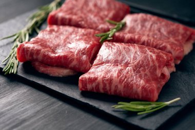Siyah arka planda Yakiniku için dilimlenmiş wagyu mermer eti, Japon eti, yakın plan.
