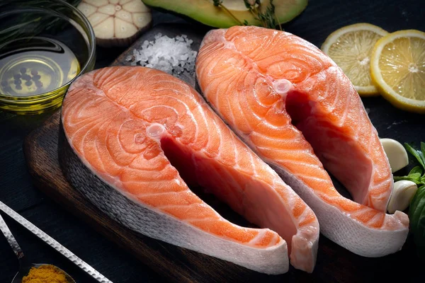 Baharatlı Otlu Iki Ideal Somon Balığı Pişirme Hazırlığı Sağlıklı Beslenme — Stok fotoğraf