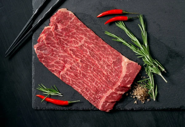 Trozos Carne Cruda Mármol Negro Angus Para Asar Parrilla Una — Foto de Stock