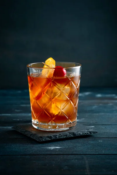 Whiskey Cocktail Acido Con Una Fetta Arancia Ciliegia Ghiaccio Una — Foto Stock