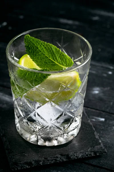 Gin Tonic Cocktail Lime Mint Ice Alcoholic Drink Glass Dark — Stock Photo, Image