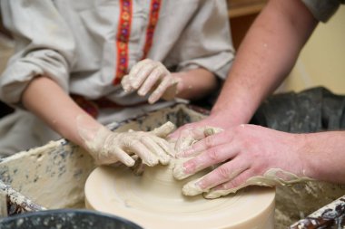 Eller genç Potter kil yoğurma