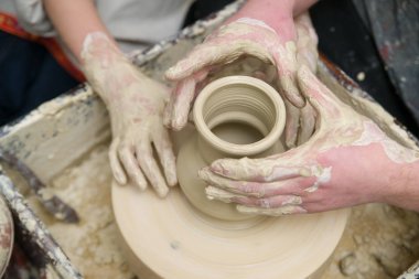 Eller genç Potter kil yoğurma