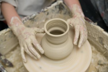 Eller genç Potter kil yoğurma