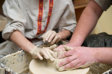 Eller genç Potter kil yoğurma