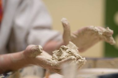 Eller genç Potter kil yoğurma