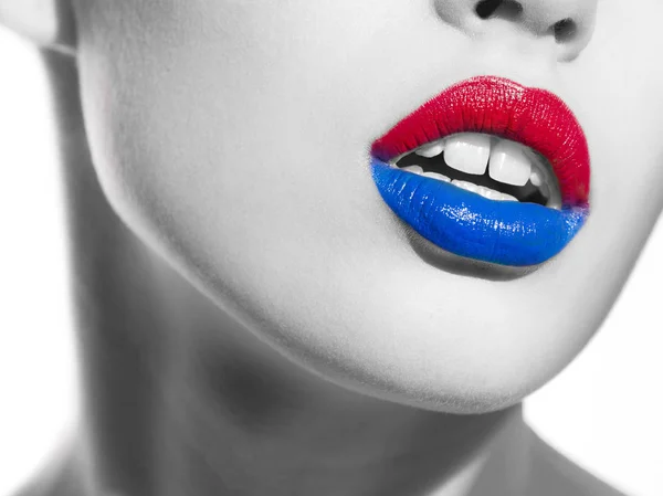 Labios azules y rojos en blanco y negro foto —  Fotos de Stock