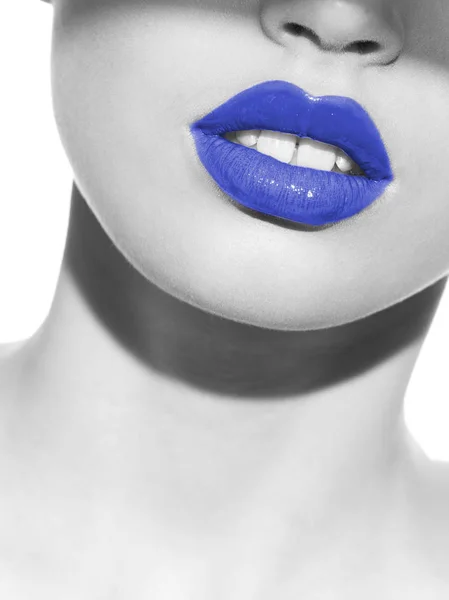 Blauwe lippen op zwart-wit foto — Stockfoto