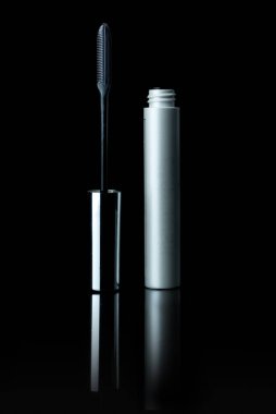 Sanatçı makyaj maskara. Siyah arka plan üzerine izole.