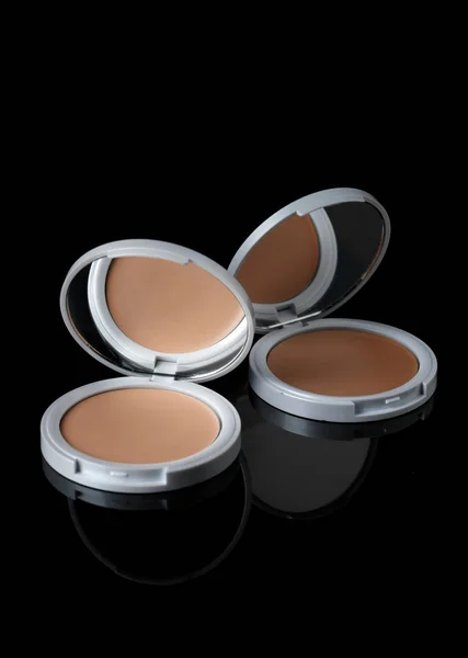 파우더와 거울으로 bronzer 아티스트 메이크업. 검은 배경에 절연. — 스톡 사진