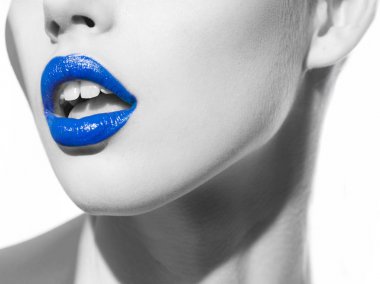 Mavi Siyah ve beyaz fotoğraf dudaklarından