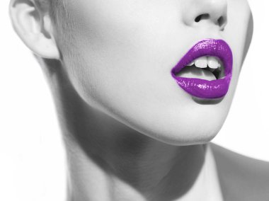 Siyah beyaz fotoğraf üzerinde mor dudaklar