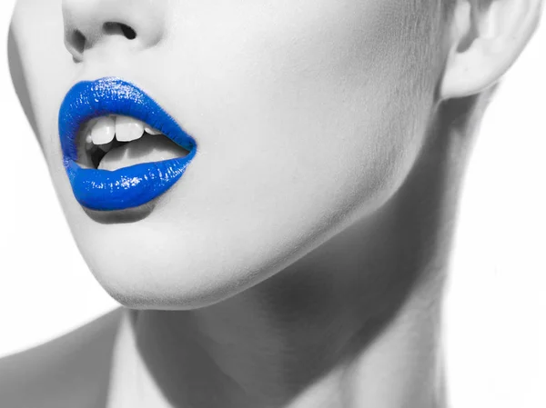 Labios azules en blanco y negro foto — Foto de Stock