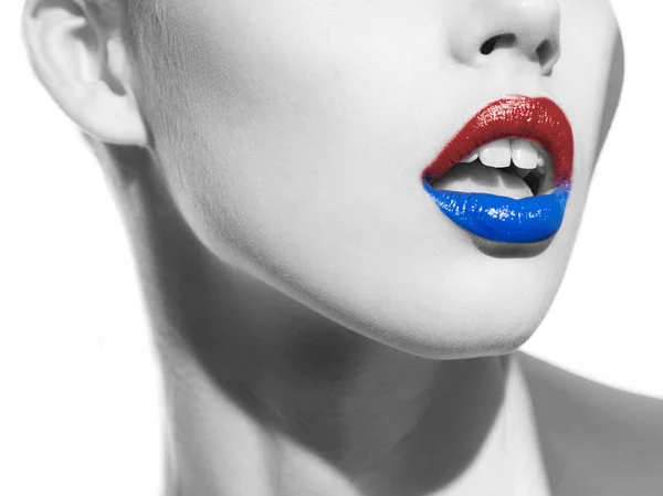 Blauwe en rode lippen op zwart-wit foto — Stockfoto