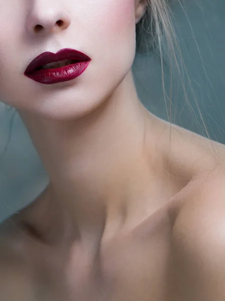 Belleza con labios rojos. Retrato de arte sin ojos. Maquillaje. —  Fotos de Stock