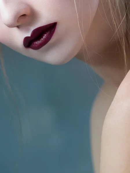 Belleza con labios rojos. Retrato de arte sin ojos. Maquillaje. —  Fotos de Stock