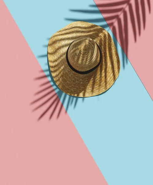 Słomkowy kapelusz i cień palmy tropikalny liści na jasne różowe paski niebieskie tło. Koncepcja lato minimalne. Creative lay płaski. ilustracja 3D — Zdjęcie stockowe