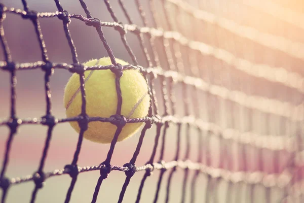Tenis topu Tenis net kopya alanı ile Tenis Kortu isabet.