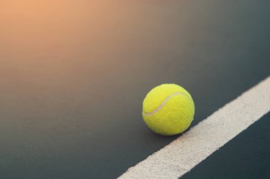 Tenis topu ile Tenis Kortu kapatma