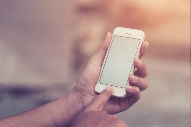 Adamın elini kopya alanı ile smartphone kullanarak closeup.