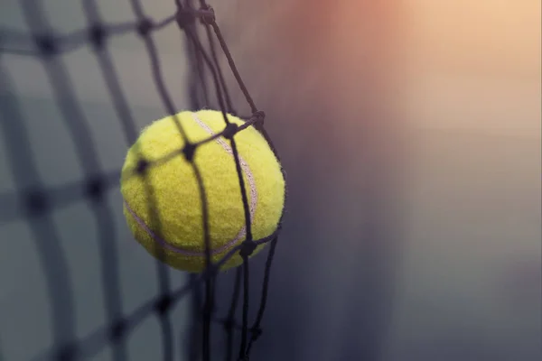 Tenis topu Tenis net kopya alanı ile Tenis Kortu isabet.