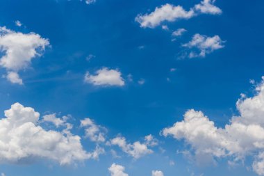 Güzel gökyüzü beyaz bulut ile. gökyüzü degrade arka plan