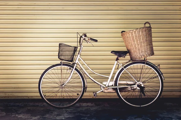 stock image Old bicycle on wall background, vintage style