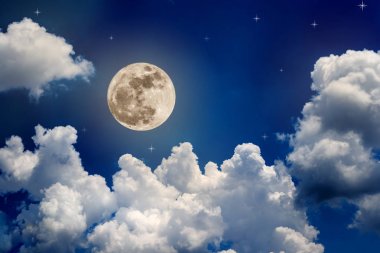 Güzel gece gökyüzü ve bulutlar bir dolunay