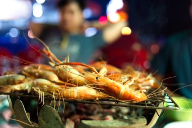 Deniz ürünleri büfesi kavramı. Ocakta, yumuşak odak ızgara karides ve yengeç.